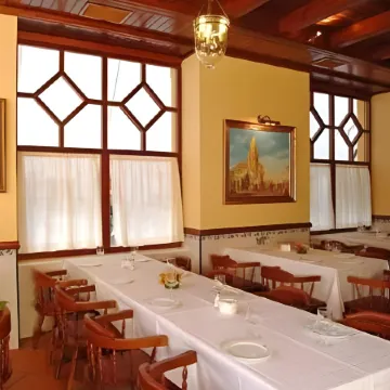 Basic Hotel Doña Manuela Отели рядом с достопримечательностью «Дом-музей Мурильо»