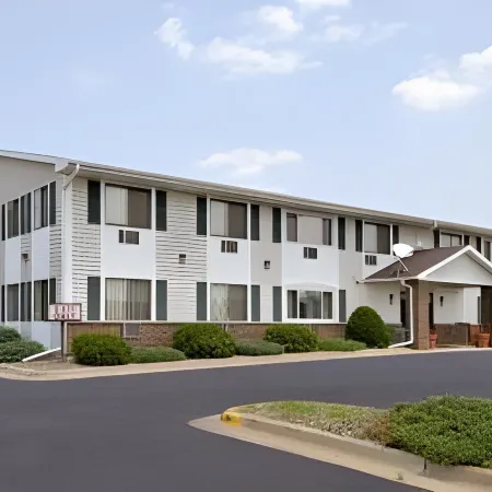 Super 8 by Wyndham Tomah Wisconsin