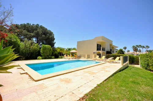 A Stylish Villa with a Private Pool, Short Drive from the Centre, Free AC & Wifi