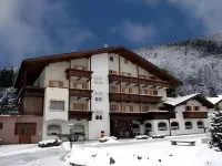 Alpine Touring Hotel-Petfriendly Hotel in zona Torri del Vajolet