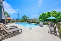 Quality Inn Pelham I-65 Exit 246 - Pools
