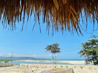 Three Queen Villa and Homestay - parking
