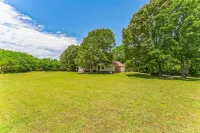 Flippin Haven: Spacious & Cozy Retreat 3 Bedroom Home by RedAwning Hotels in James Creek Township