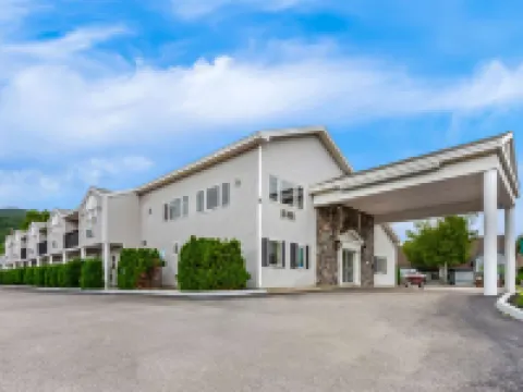 Quality Inn & Suites Hotels in Coos County