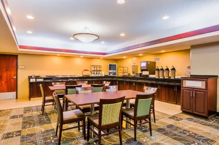 Staybridge Suites Cedar Rapids North Отели рядом с достопримечательностью «Айламик Сентер оф Сидар-Рапидс»