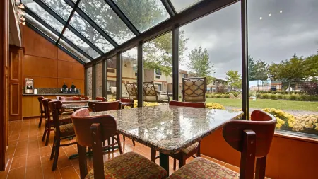 Best Western Detroit Livonia Отели рядом с достопримечательностью «Fountain Bleu Health and Rehabilitation Center»