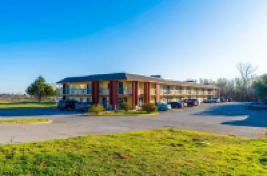 Castle Inn & Suites by OYO Chickasha Các khách sạn ở Chickasha