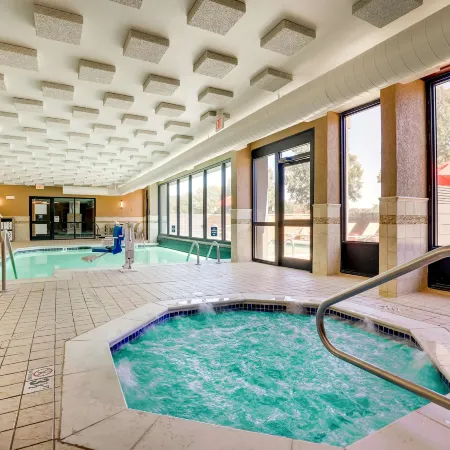 Drury Inn & Suites Charlotte University Place Отели рядом с достопримечательностью «Торговый центр Tryon»