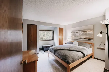 Condo - Pets OK - Fireplace, Sleeps 4! Отели в г. Глейшер