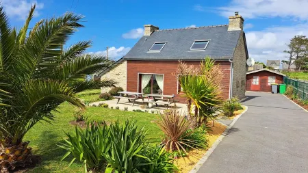 Nice fisherman wooden and stone house renovated in 2007 in the Iroise sea Отели в г. Ламполь-Плуарзель