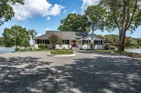 PVT PENINSULA! Hot tub, beach, spectacular views w/huge kitchen!Sleeps up to 21