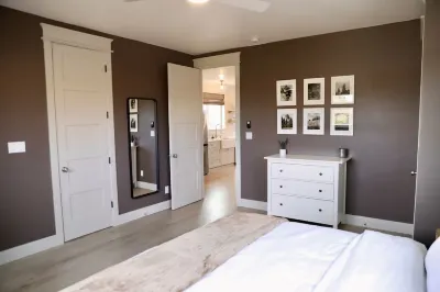 Brand New Charming Retreat Hotels near Rainbow Shops