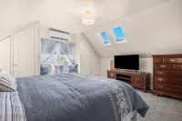 Corner House - Cozy Five Star 2 Bedroom Suite. Downtown and Stadium. Parking!