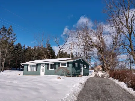 The bungalow @ T. Spex Eyewear is a cozy, convenient stay in Canandaigua! Отели в г. Канандейгуа