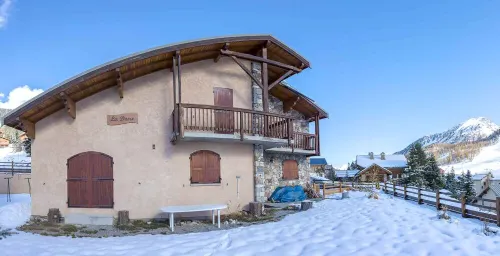 Enormous well-equipped chalet for up to 14 people Hotels in Montgenevre