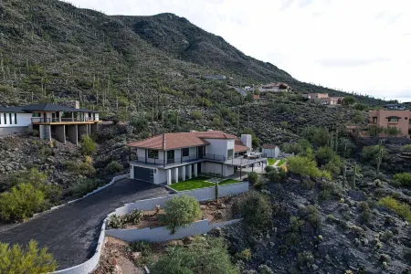 Black Mountain Gem! Designer Completely Renovated! Отели в г. Кейв Крик