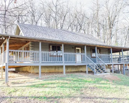 Gorgeous 5 Bedroom Log Home Less Than 5 Minutes From Chaumette And Charleville. Hotels in Ste. Genevieve County