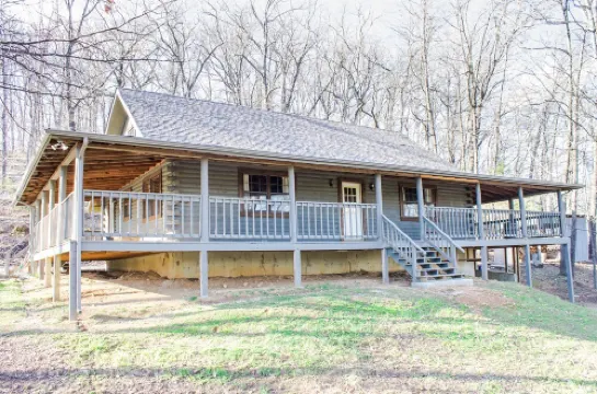 Gorgeous 5 Bedroom Log Home Less Than 5 Minutes From Chaumette And Charleville.