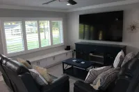 Spacious 4-bedroom house in fantastic Tampa with AC, WiFi