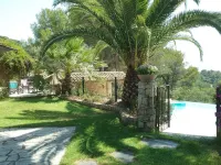 In Tourettes-sur-Loup, charming gite with infinity pool