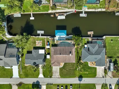 Dont Miss This Waterfront Deep Canal.Gulf Access.Pool Home! Pool Table.Sleeps8.