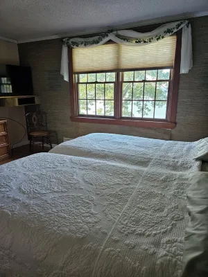 Sweet quiet place on private pond and close to beaches.