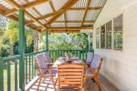 2BR Cottage on 1 Acre. Air Con & King Beds.