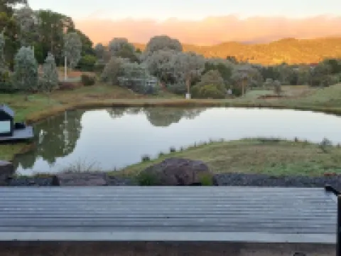 Superb 3 bedroom villa overlooking dam and close to lake. 曼斯菲爾德酒店