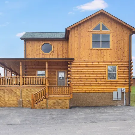 3 miles to Dollywood! Family size Cabin with Indoor Pool/Games, PS 5 & Hot tub