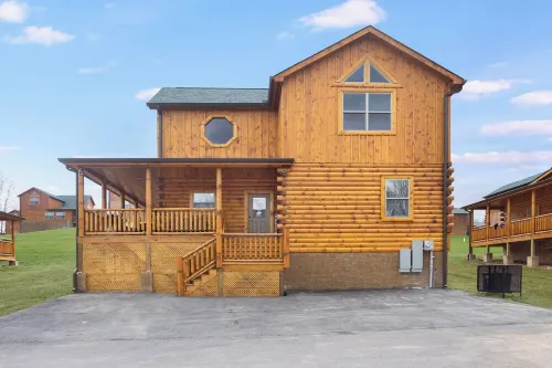 3 miles to Dollywood! Family size Cabin with Indoor Pool/Games, PS 5 & Hot tub