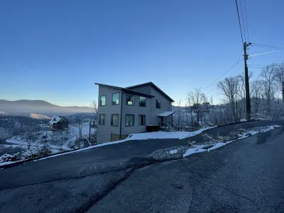 BRAND NEW! Stunning VIEWS,Huge Decks,Game Room,Fire Pit Hotel a 