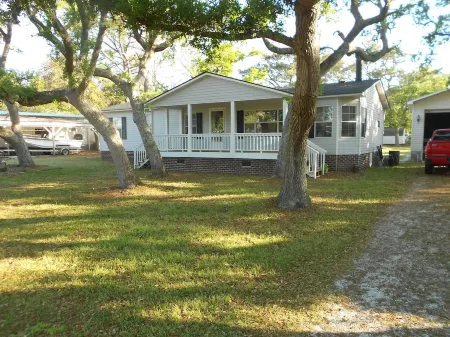 Quiet 3 bedroom, 2 Bath Home located within 1/2 mile of ferry to Cape Lookout