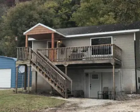Modern 4 Bedroom 2 Bath Sleeps 10 Newly Renovated Whole House Rental Hotels in Jersey County