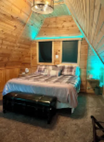 Cozy quaint cabin tucked back in the woods- Secluded, private - couples getaway