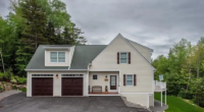 The Valley Estate - Ice Arena - Biking - Weddings - Walk to Town Square! Hotels in Waterville Valley