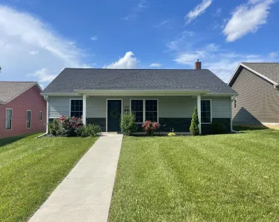 Simply Charming Nest-Nearly brand new, central, super clean, well appointed. Hotels near Flinn Memorial Stadium