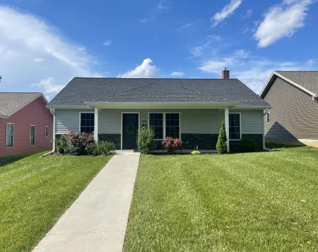 Simply Charming Nest-Nearly brand new, central, super clean, well appointed.