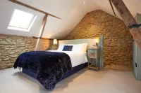 Dog-Friendly 17th-Century Cottage with Private Hot Tub in Yorkshire