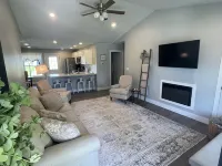 Simply Charming Nest-Nearly brand new, central, super clean, well appointed.