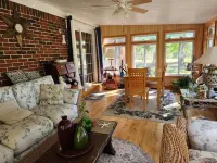 The Country Retreat Farmhouse close to fishing lakes and a scenic parkway