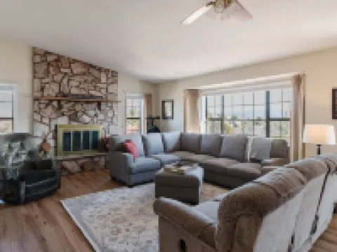 Mingus Mountain Vista: Views, Shopping, Relaxation. 20 Minutes to Sedona Hotels in Cottonwood-Verde Village