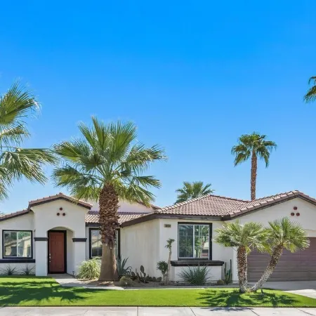 Chandler Court Getaway by GPM - Private Pool + Games + More! Walk to Festivals