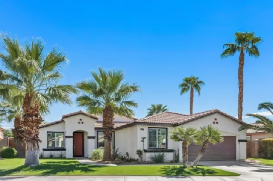 Chandler Court Getaway by GPM - Walk to festivals/ Private Pool