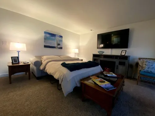 Lake Front Condo - You’ll never want to leave! Licensed. Air conditioned.