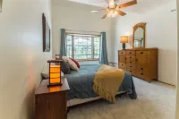 5 bd 4 bth, AC, fireplace, hikes, waterfalls, salt water hot tub, walk to town!