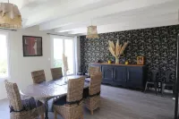 Quiet house in greenery 700m from the sea