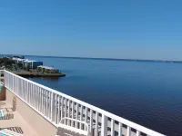 Harborfront Views, Rooftop Pool, walking distance to Fishermen's Village!