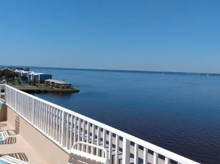 Harborfront Views, Rooftop Pool, walking distance to Fishermen's Village!