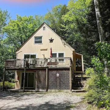 White Mountain Chalet; great for skiers, hikers & families!