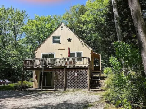 White Mountain Chalet; great for skiers, hikers & families!